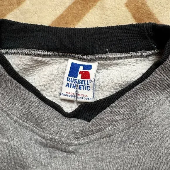 VINTAGE RUSSELL ATHLETIC • MADE IN USA COLOR-BLOCK SWEATSHIRT - Picture 2 of 3